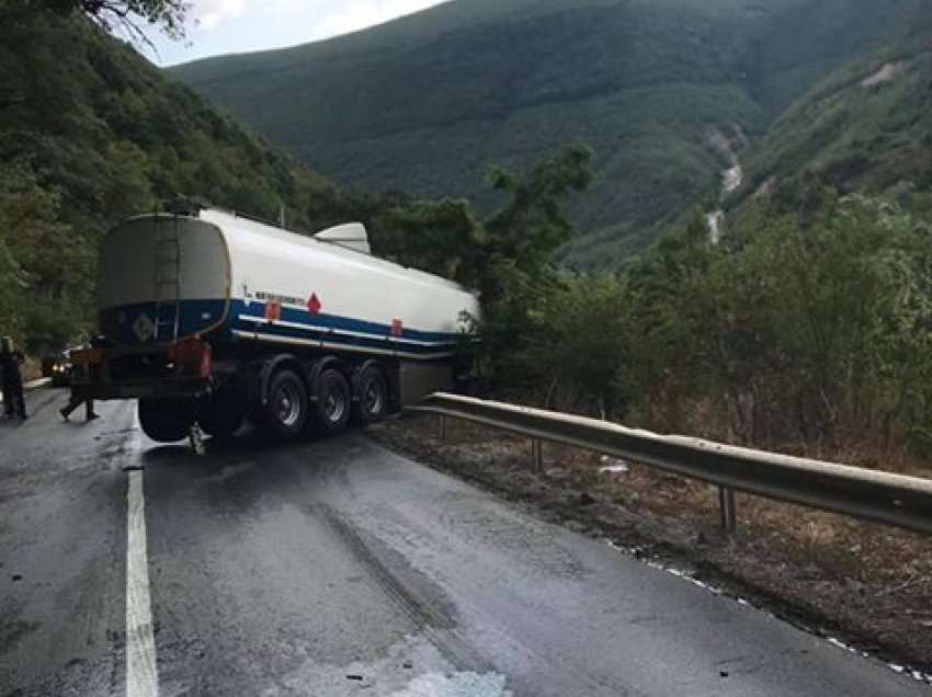 Kamioni bie në Lumin e Nerodimes, pasi aksidentohet me një veturë