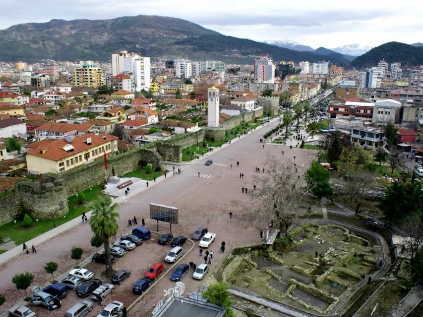 Elbasani me koncesion, rrugët e qytetit të Ditës së Verës do t’i jepen privatit me PPP