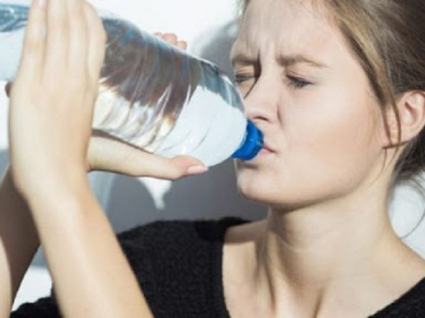 Çfarë ndodh me trupin nëse pini më shumë ujë