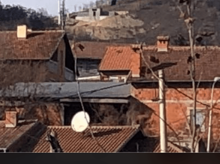 Serbët në Mitrovicë fillojnë ndërtimin e një objekti në kodër, nuk dihet se çfarë është