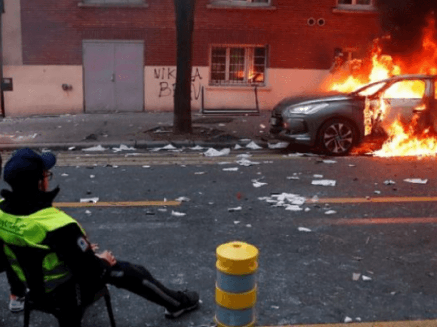 Protesta kundër Ligjit për siguri në Francë, protestuesit përleshen me policinë