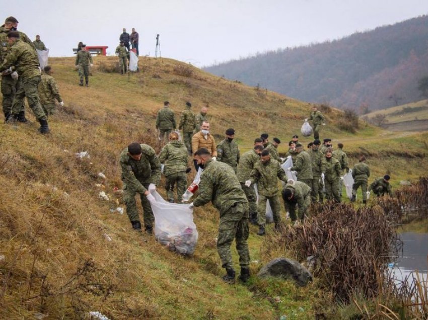 Komuna e Gjilanit bashkë FSK-në pastrojnë ambientin dhe mbjellin drunj te penda e Livoqit