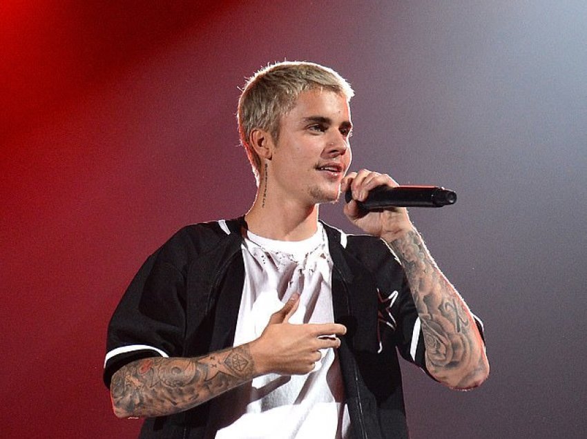 Justin Bieber rikthehet në skenë me koncert special për Vitin e Ri