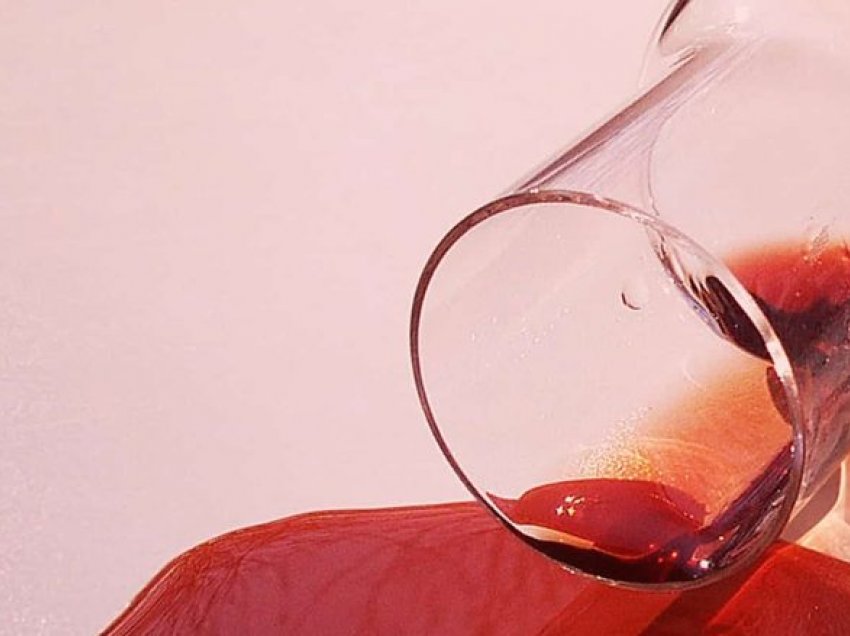 Mos e hidhni verën e hapur që ju ka mbetur në shishe: Gjashtë mënyra për ta përdorur në shtëpi?