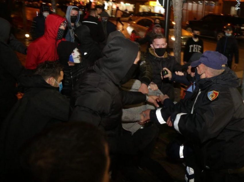 Protestuesit shpëtojnë shokun nga duart e policisë