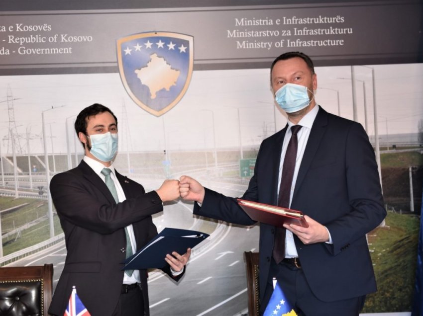 Kosova dhe Britania e Madhe nënshkruajnë marrëveshje për transportin ndërkombëtar tokësor