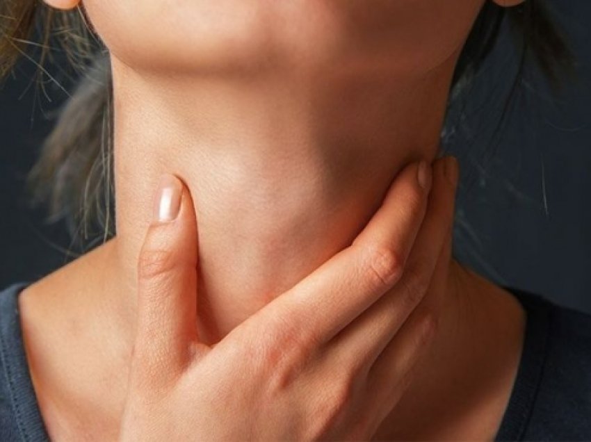 Tri mënyra natyrale për t'u marrë me dhimbjen e fytit