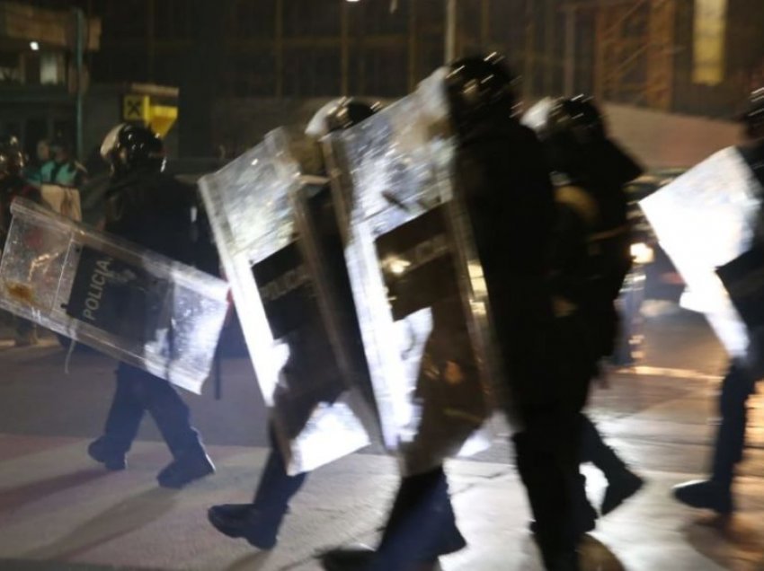 Protesta në Tiranë, dëmtohet në sy një tjetër punonjës policie