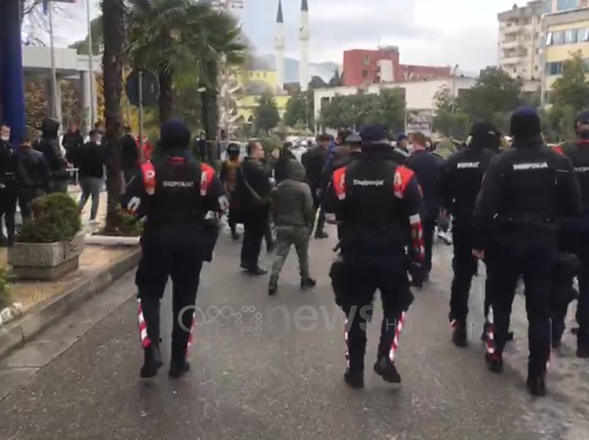 Protesta në Shkodër, plagoset një nga punonjësit e forcave Shqiponja