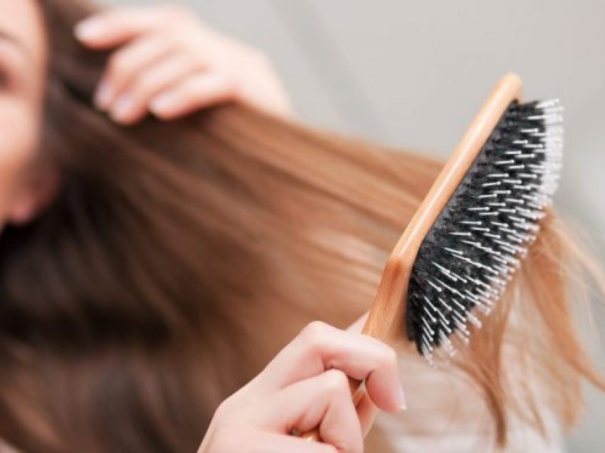  A është e dëmshme t’i krihni flokët kur janë të lagur dhe cili është lloji më i mirë i krehrit?