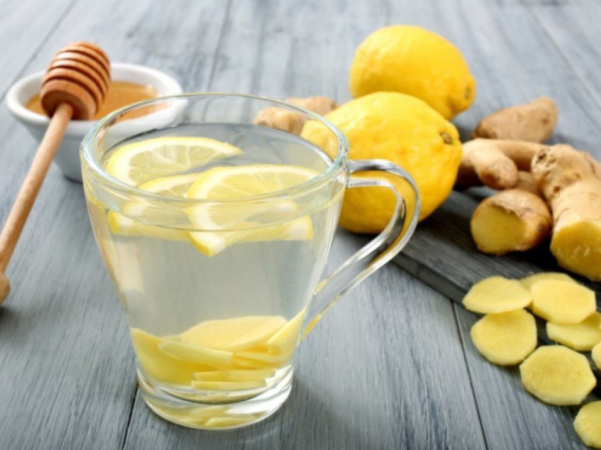 7 arsye pse duhet të pini ujë me limon çdo mëngjes