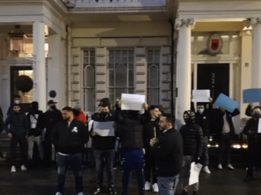 “Unë jam Klodiani”, protestë paqësore para ambasadës së Shqipërisë në Londër