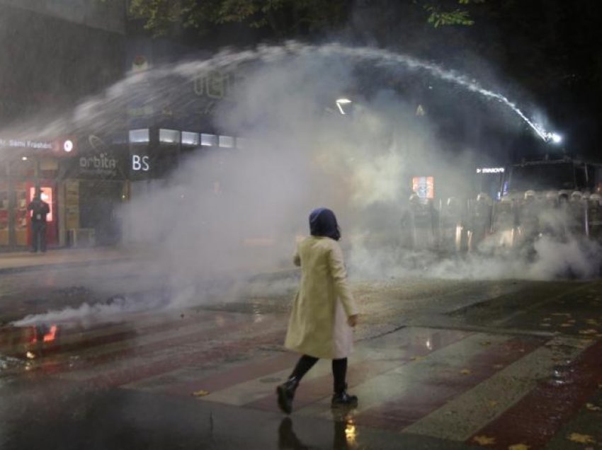 Gaz lotsjellës dhe arrestime, çfarë nuk u pa në kamera gjatë protestës
