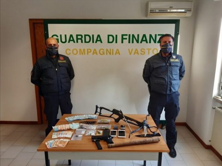 Itali/Policia zbulon mijëra euro, hashash, armë e celularë të rrjetit shqiptar të drogës