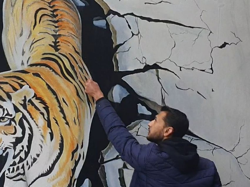 I riu që zbukuron qytetin/ Në prag të festave, 28-vjeçari pikturon muret dhe dyqanet e Vlorës