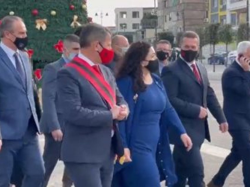 Osmani pritet në Tiranë me ceremoni shtetërore nga presidenti Meta