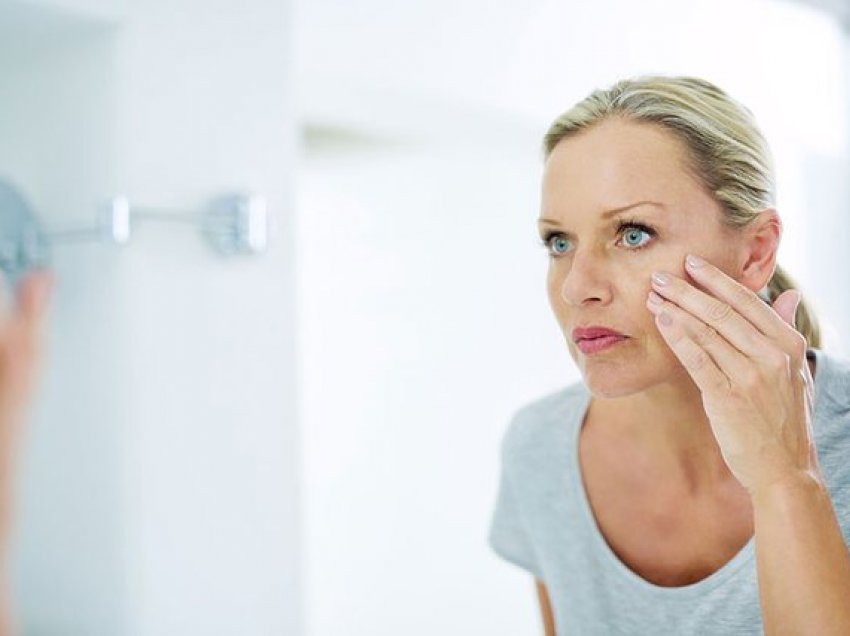 7 zakone të përditshme që ndikojnë në shtimin e rrudhave në fytyrë 