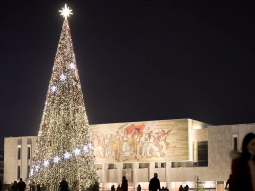Pema e Vitit të Ri rikthehet në Tiranë me 25 yje që simbolizojnë mjekët e vdekur nga Covid-19