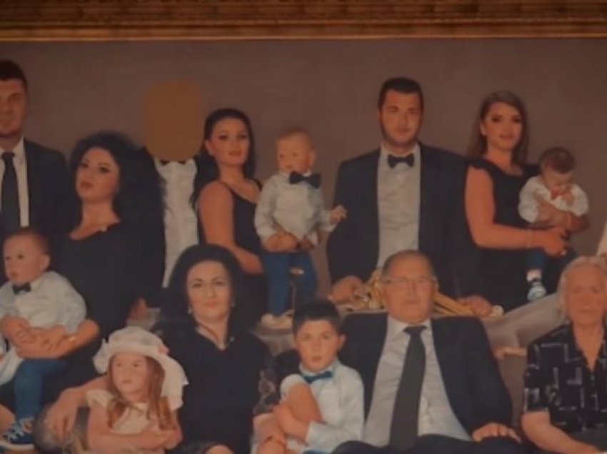 Misteri i fotos në shtëpinë e Ramiz Kelmendit: Pse ia kanë fshehur fytyrën një anëtari të familjes