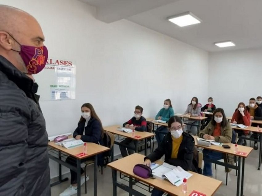 “Mësoni shumë dhe bëni sport”, Rama viziton nxënësit e gjimnazit “Ibrahim Muça” në Librazhd