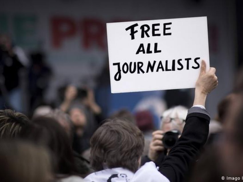 Gazetarët përfundojnë në burg, sepse hulumtojnë për Coronën