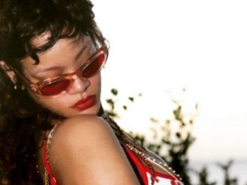 Rihanna thekson të pasmet në imazhet e reja