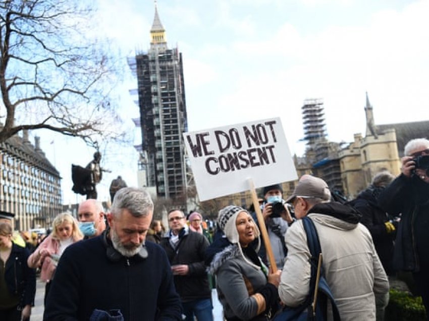 Protestë kundër izolimit në Londër, arrestohen disa persona