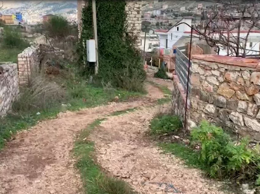Berteneshi i harruar në Sarandë, fshati pa ujë e rrugë, banorët thonë se nuk shkon as ambulanca