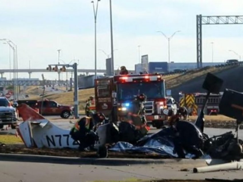 Aksident në Teksas, aeroplani rrëzohet në rrugë pak pasi u ngrit në ajër – u përfshi nga zjarri dhe raportohet për të vdekur