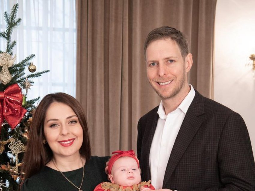 Elia Zaharia dhe princi Leka urojnë Krishtlindjen, postojnë fotot e ëmbla me Geraldinën e vogël
