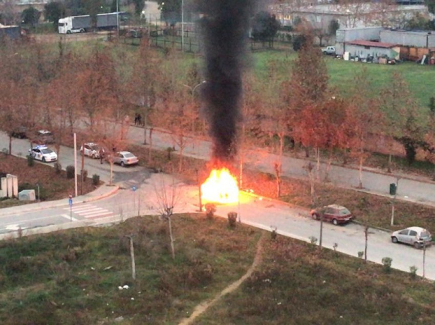 Shkrumbohet një automjet në Tiranë, rrethanat ende të paqarta