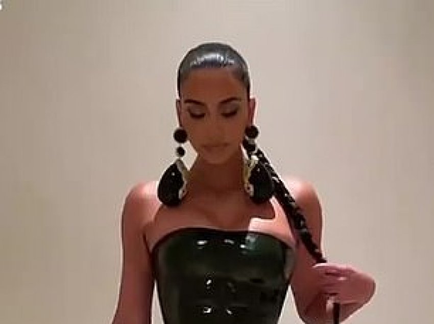Kim Kardashian me dukje glamuroze për Krishtlindje, të gjithë sytë tek ky detaj
