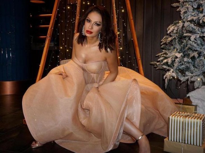 Me dukje tejet elegante, Adelina Ismaili uron Krishtlindjen