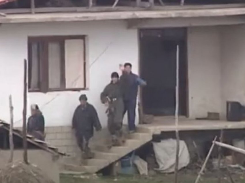 Video që dëshmon ferrin e luftës në Kosovë: Ushtarët dhe civilët serbë, plaçkitin dhe djegin gjithçka që u përket shqiptarëve
