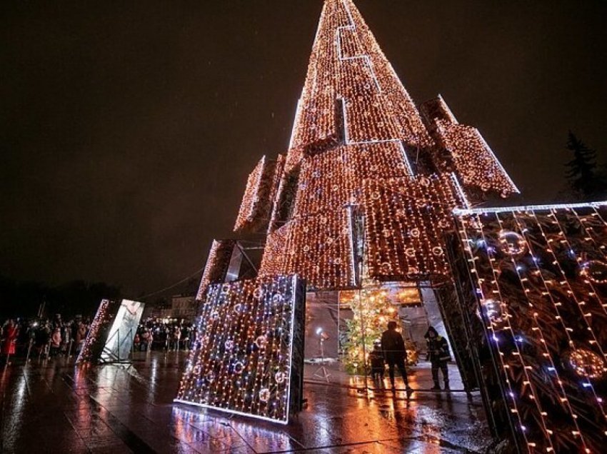 Kjo është pema më e bukur e Krishtlindjeve në Evropë