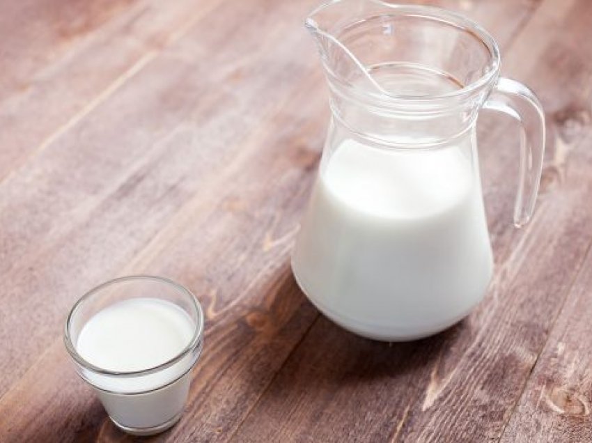 Shkencëtari tregon se si qumështi i lopës i bën eshtrat më të dobët dhe ua thithë kalciumin
