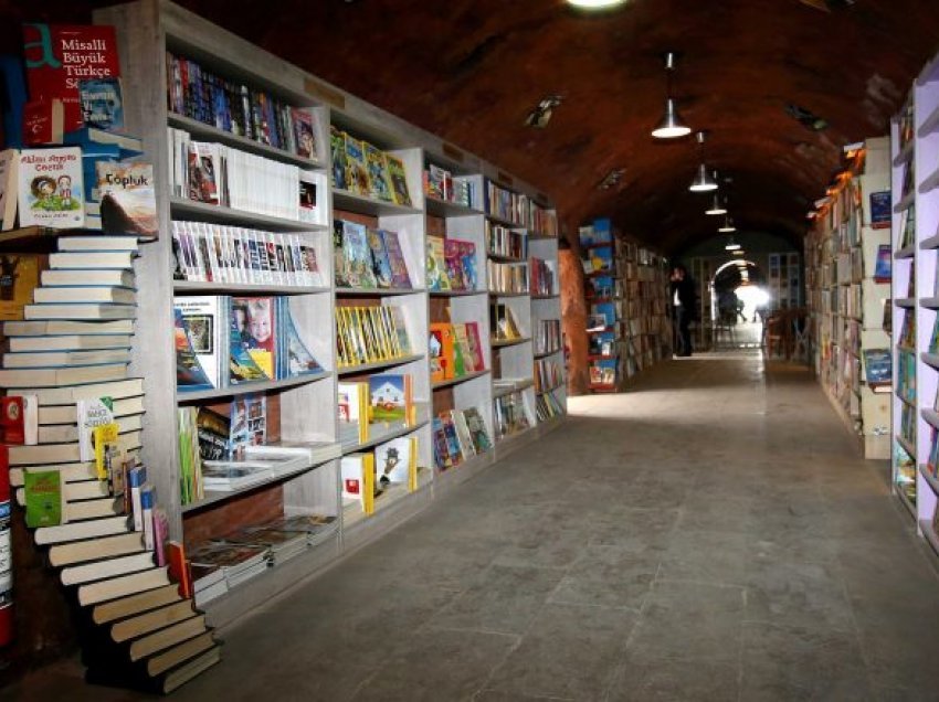 Mbledhësit e plehrave ndërtuan një bibliotekë për librat e braktisur