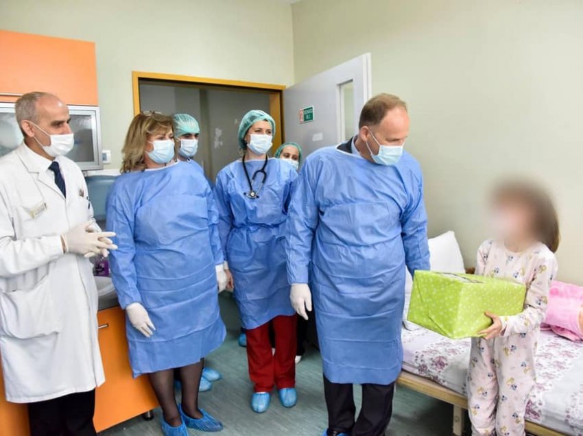 Krasniqi viziton 3 fëmijët që po trajtohen me Covid-19 në Klinikën Pediatrike