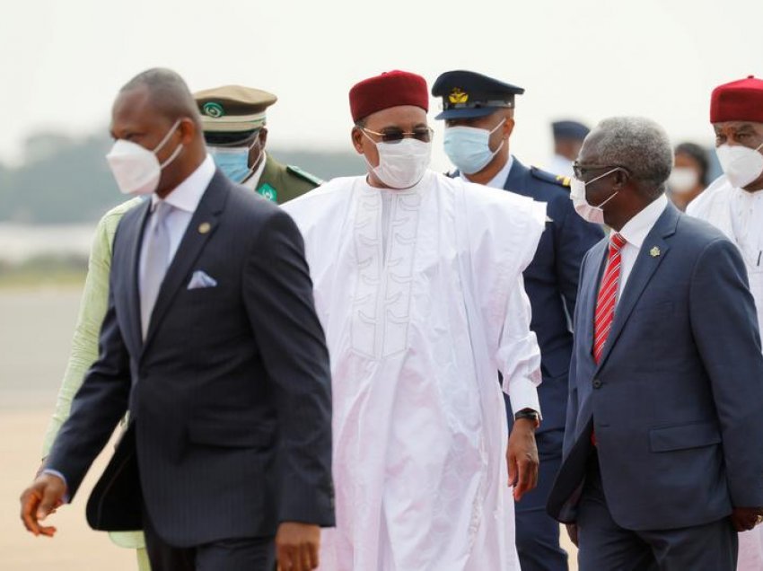 Nigeria voton në kërkim të tranzicionit të parë demokratik