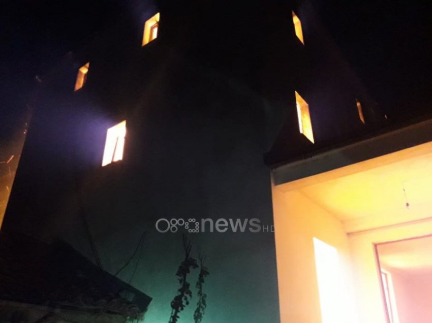 Zjarr në shtëpinë tre katëshe në Klos, shpëton familja por jo banesa
