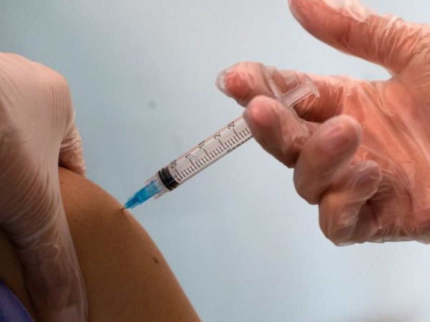 COVID-19, Mbretëria e Bashkuar duhet të vaksinojë 2 milionë njerëz në javë për të shmangur një valë të tretë