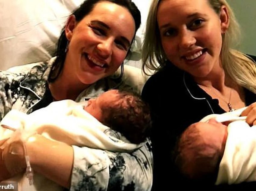 Dy motrat lindin foshnjat e tyre me 90 minuta diferencë, në dhoma ngjitur në të njëjtin spital