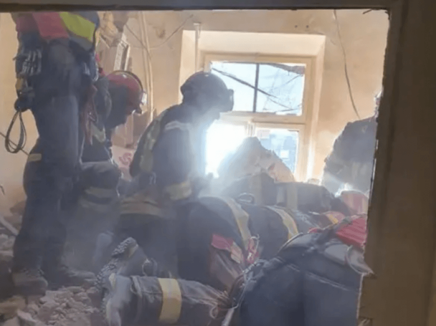 Mrekulli në Petrinje: Pas katër orë gërmimesh nxirret një grua, ishte nën rrënoja nga e martja