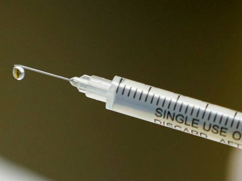 Vaksina e koronavirusit Oxford-AstraZeneca aprovohet për përdorim në Britani