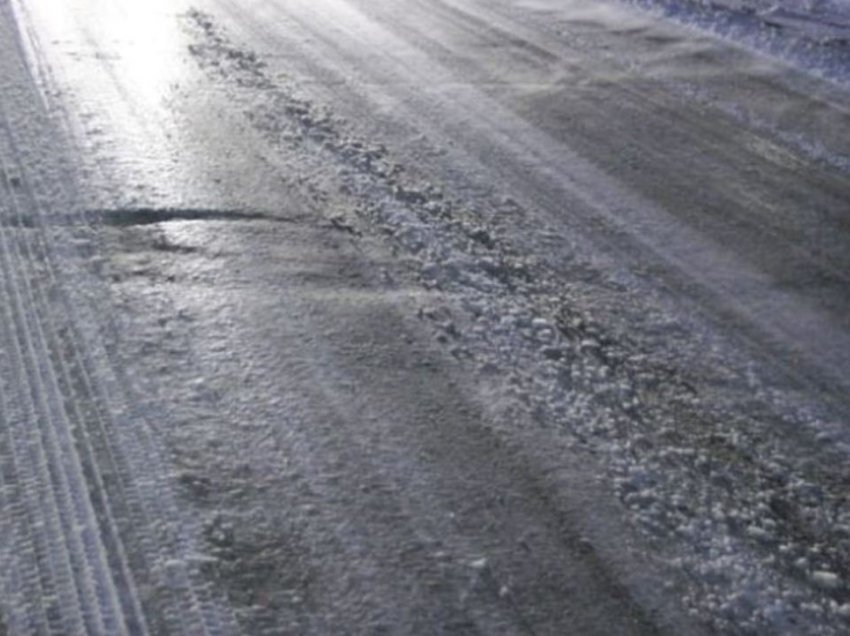 Akull në rrugët e Korçës/ Temperatura të ulëta krijojnë shtresa akulli nga dëbora e rënë