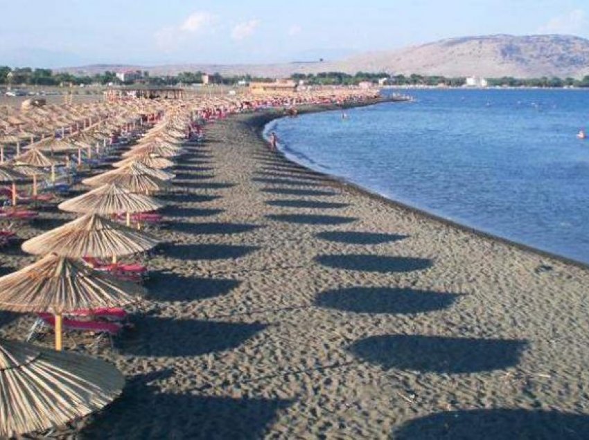 Çelet sezoni turistik në Fier, aktivitete të ndryshme në plazhet e Semanit dhe Darëzezës