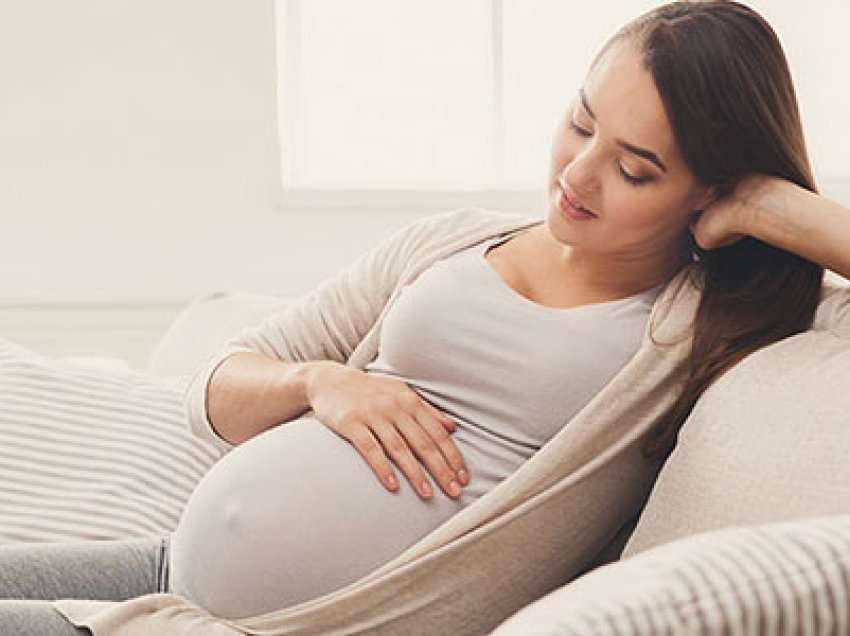 Gratë shtatzëna me koronavirus, më të rrezikuara nga forma të rënda të sëmundjes dhe lindja e parakohshme