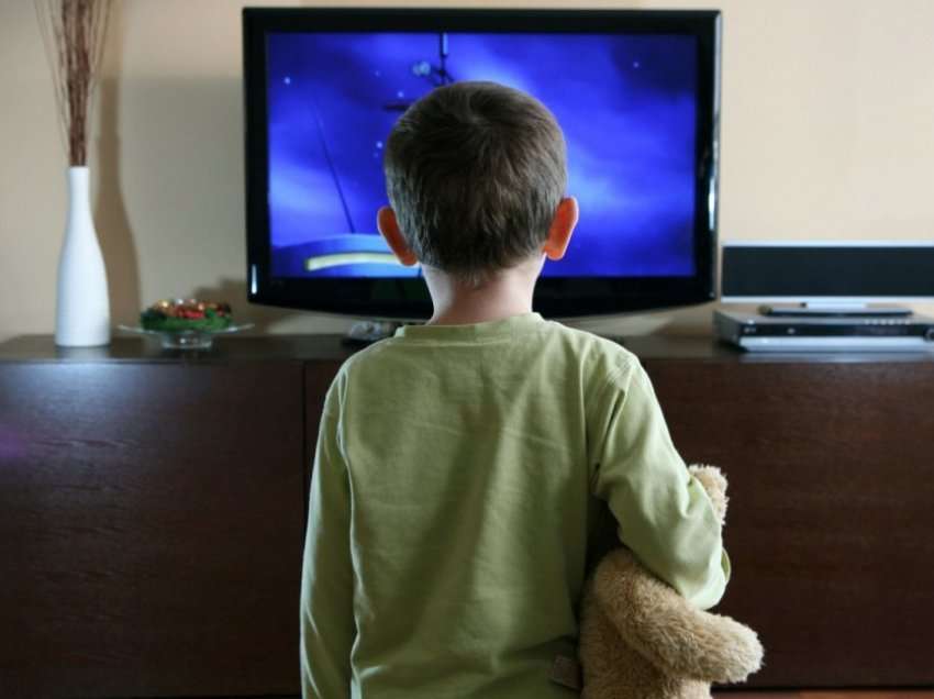 Televizori, rreziku për fëmijët nën 2 vjeç