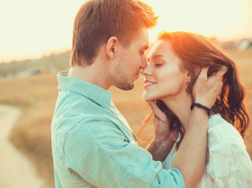 Gratë që puthen shpesh dobësohen më lehtë, e konfirmon shkenca