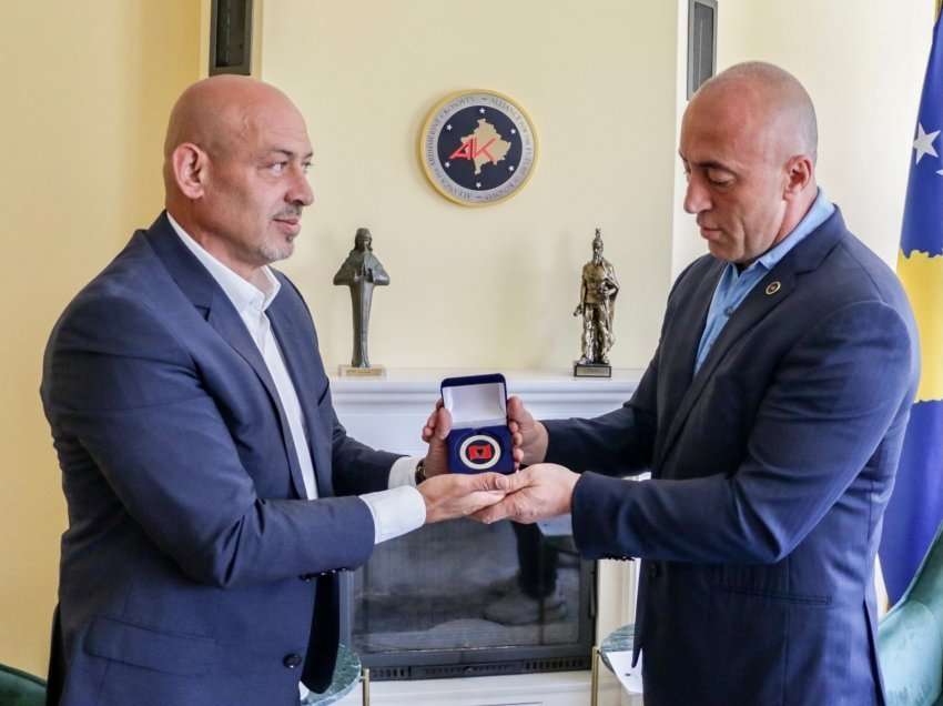 Haradinaj ndan medalje për familjen Duhani në Ditën e Falënderimeve